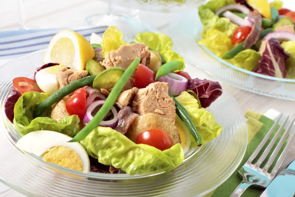 almuerzos saludables ensalada de verduras y atun