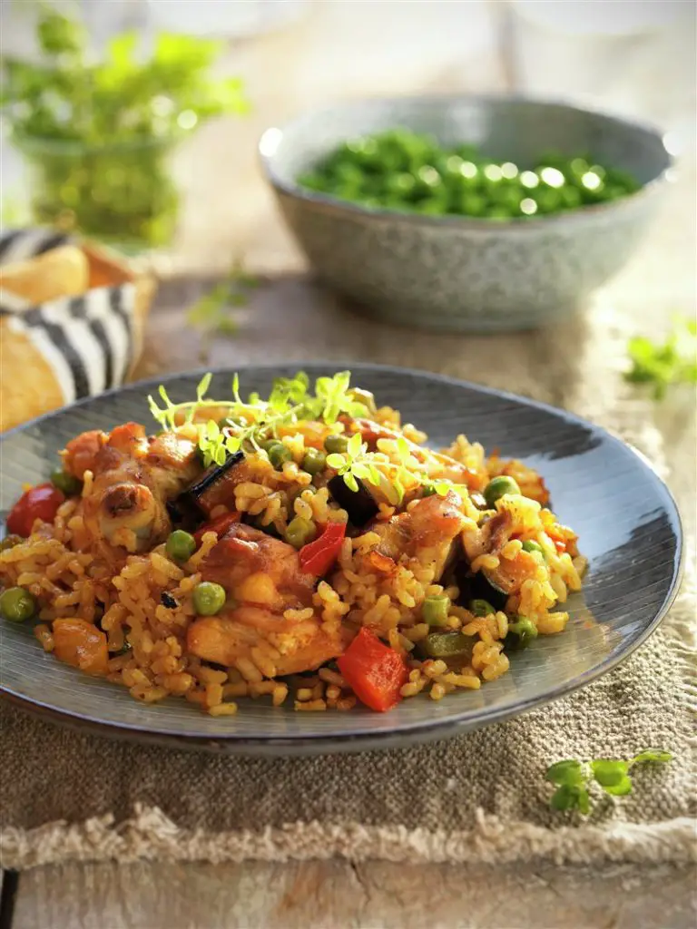 almuerzos saludables paella con pollo y hortalizas