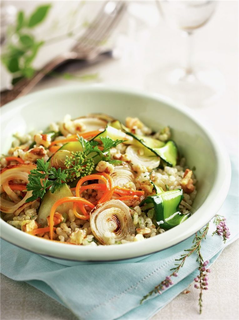 almuerzos saludables verduras con arroz integral y nueces