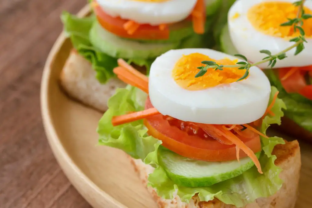 comidas saludable tostadas con huevo y tomate