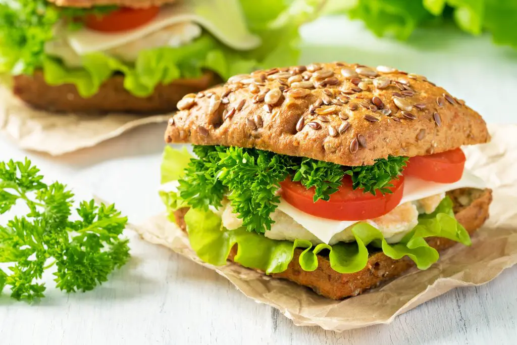 comidas saludables sandwich de vegetales y pavo