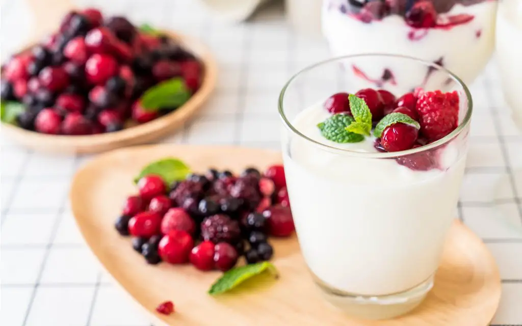 comidas saludables yogur con fruta