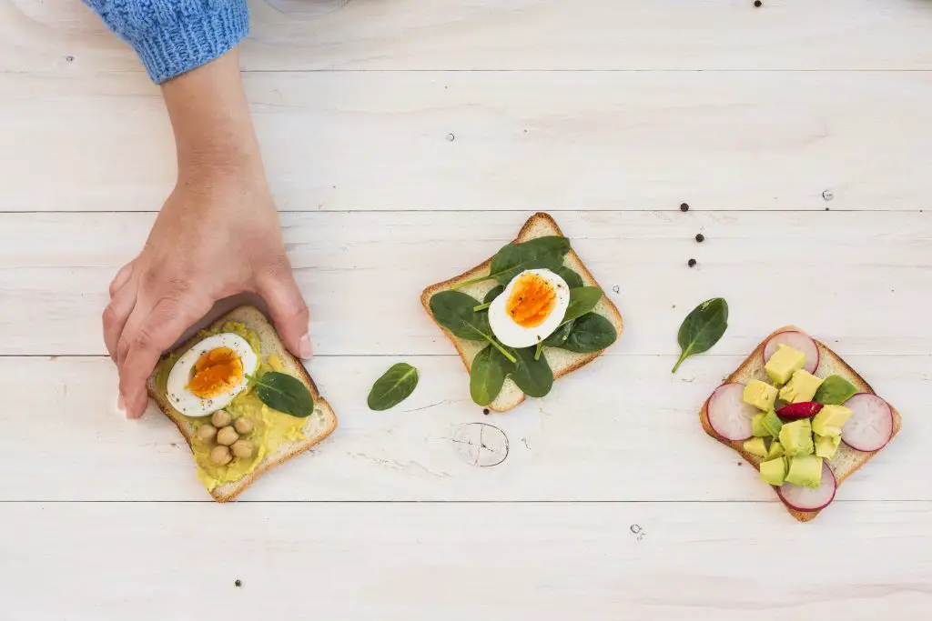 desayunos saludables tostadas con ensalada y huevo