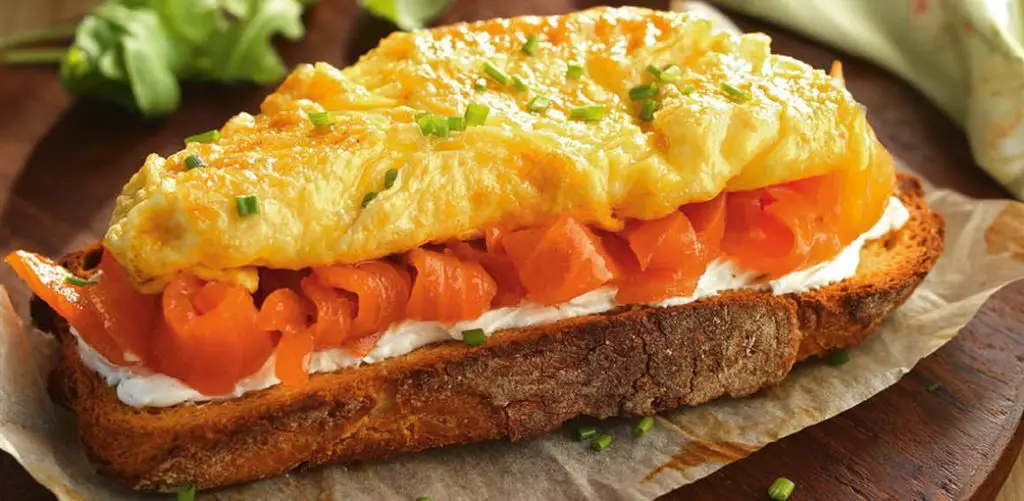 desayunos saludables tostadas con salmón y tortilla