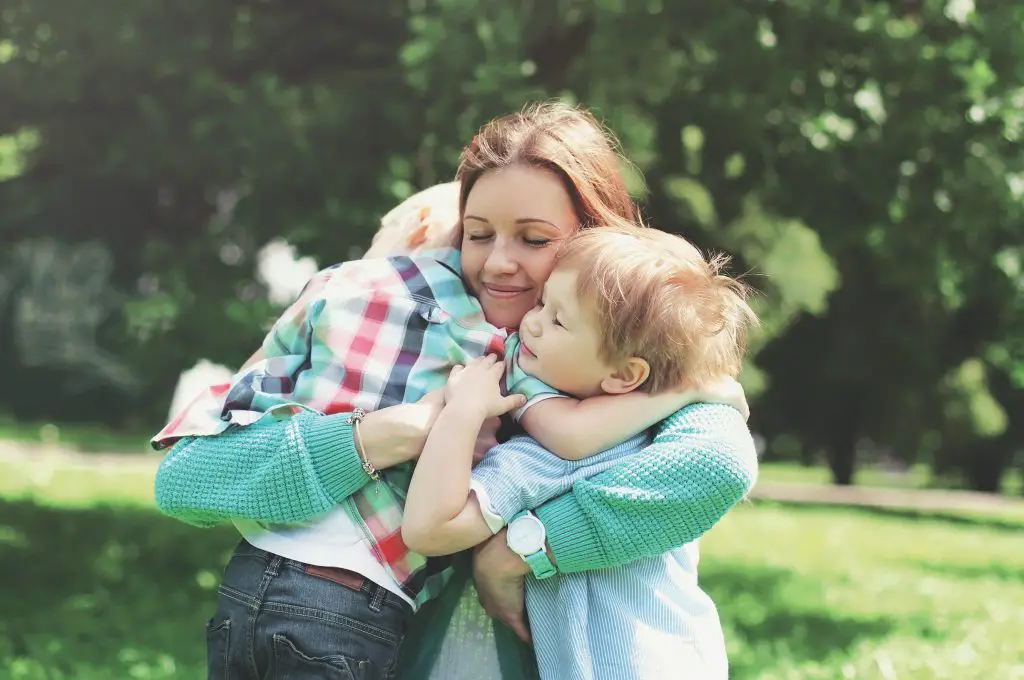 crianza positiva mama e hijos abrazandose