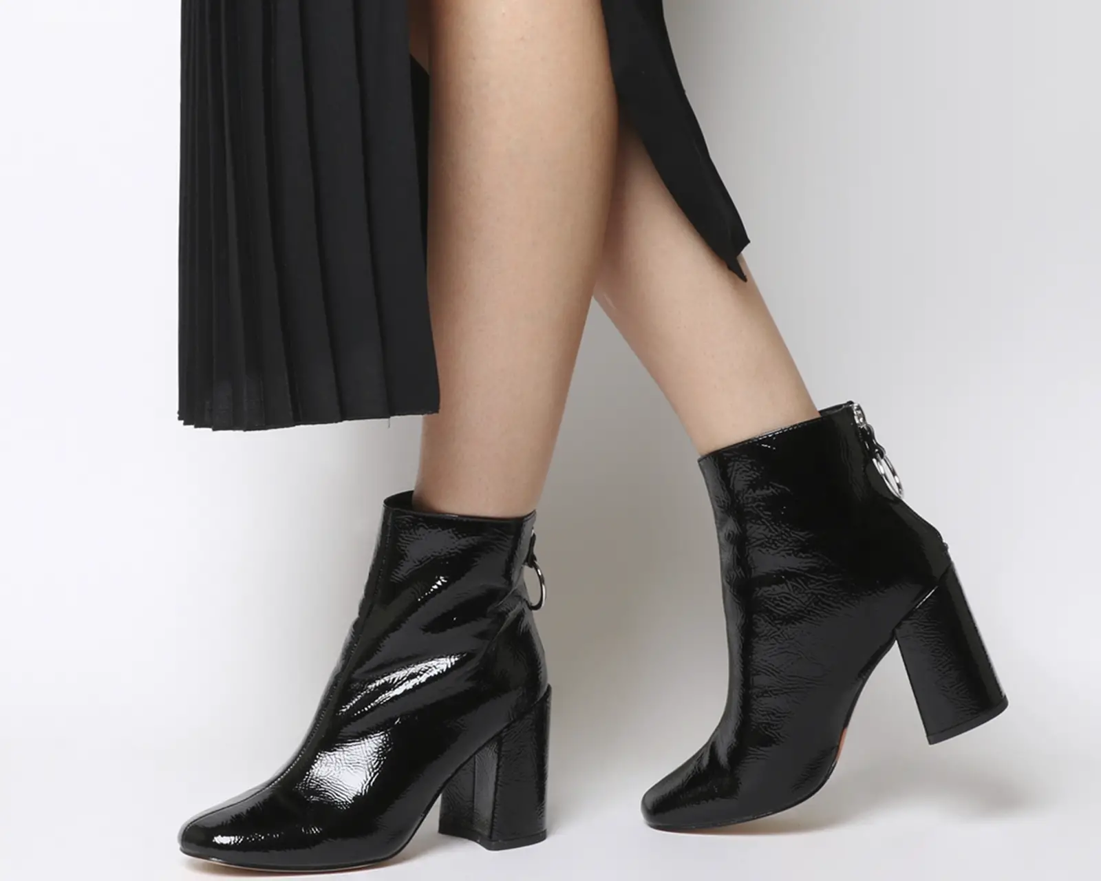 botas-negras-los-20-modelos-de-tendencia-ideas-de-outfits-para-combinar