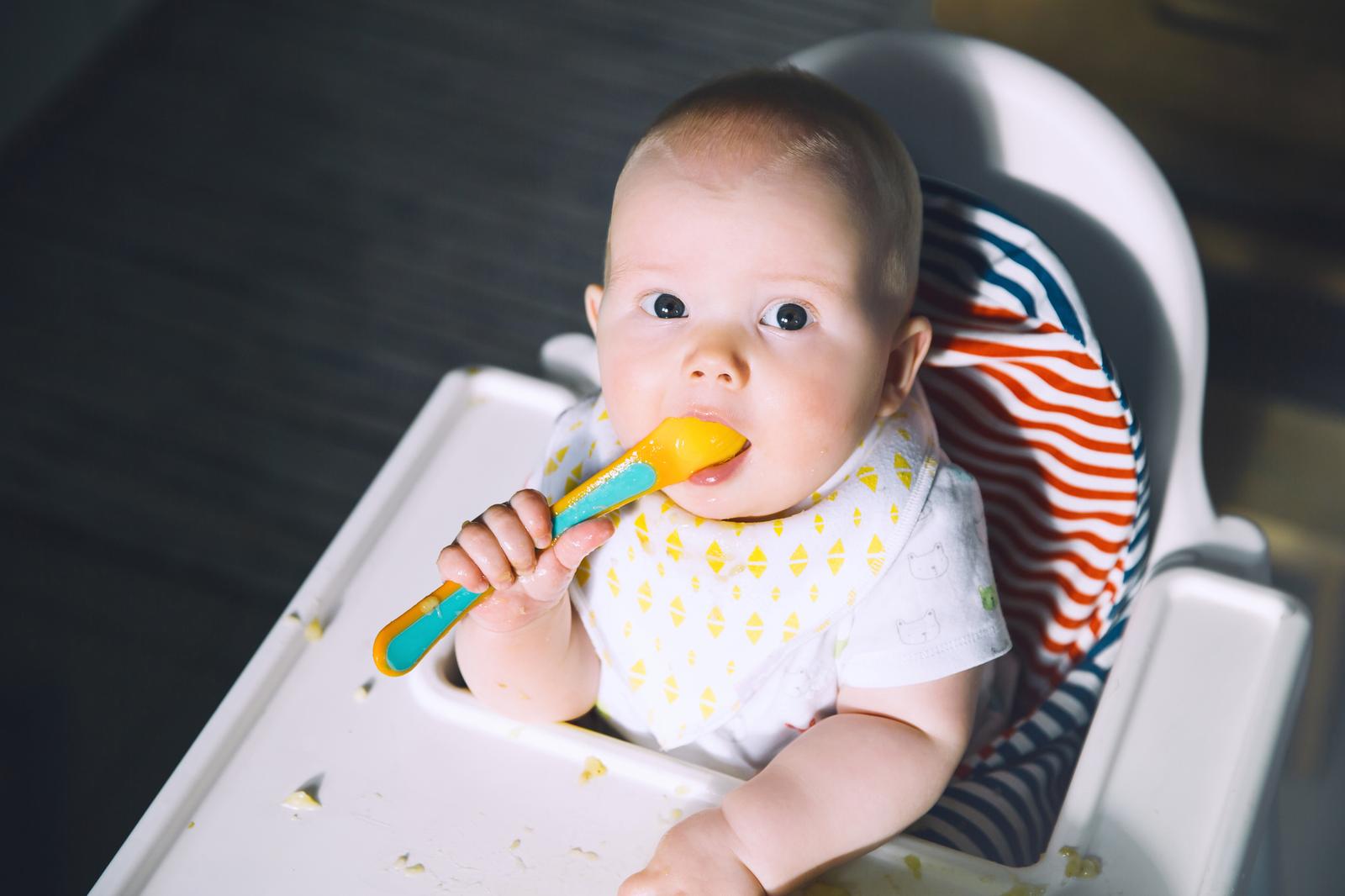 como darle la primera comida a mi bebe