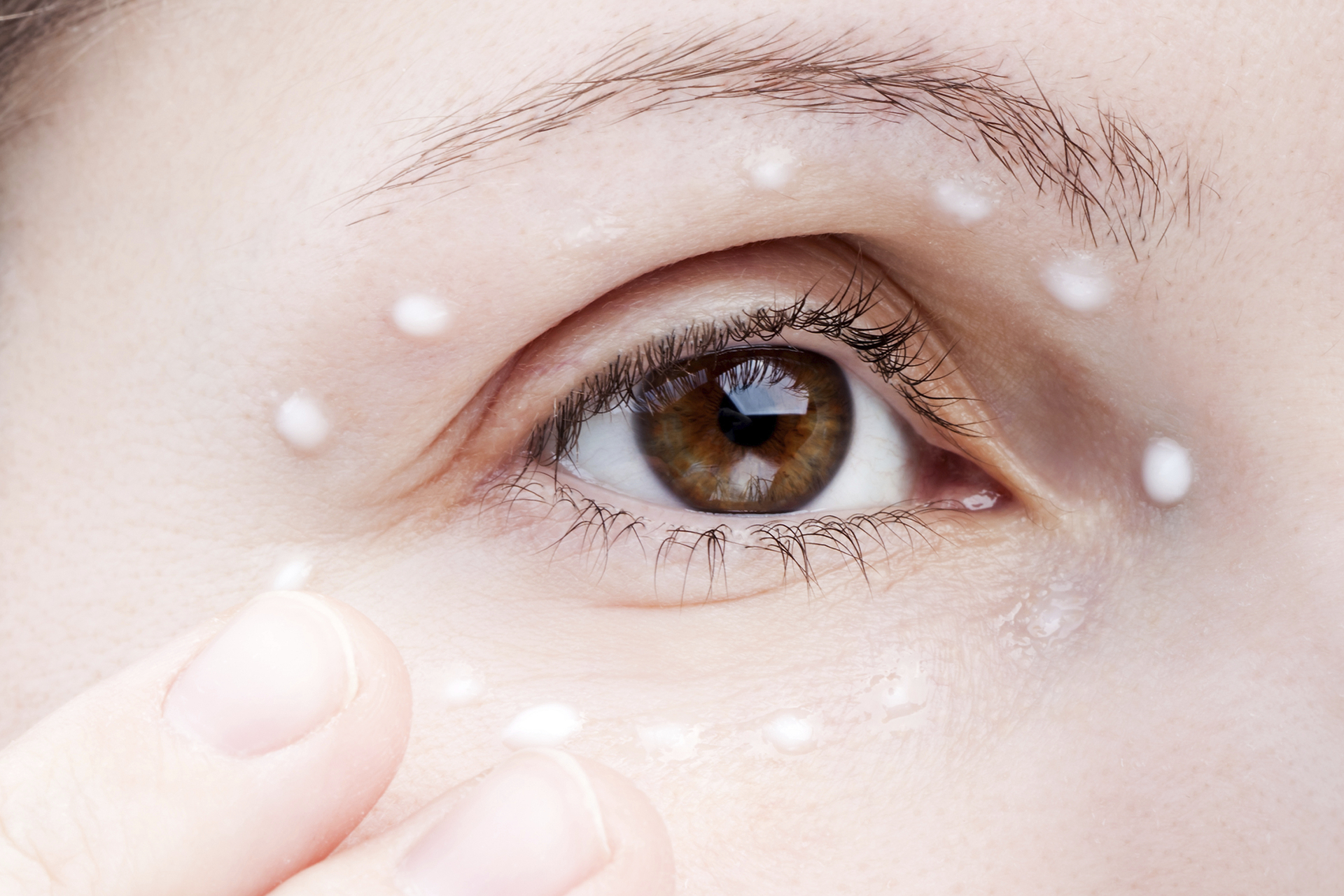 crema de contorno de ojos aplicacion