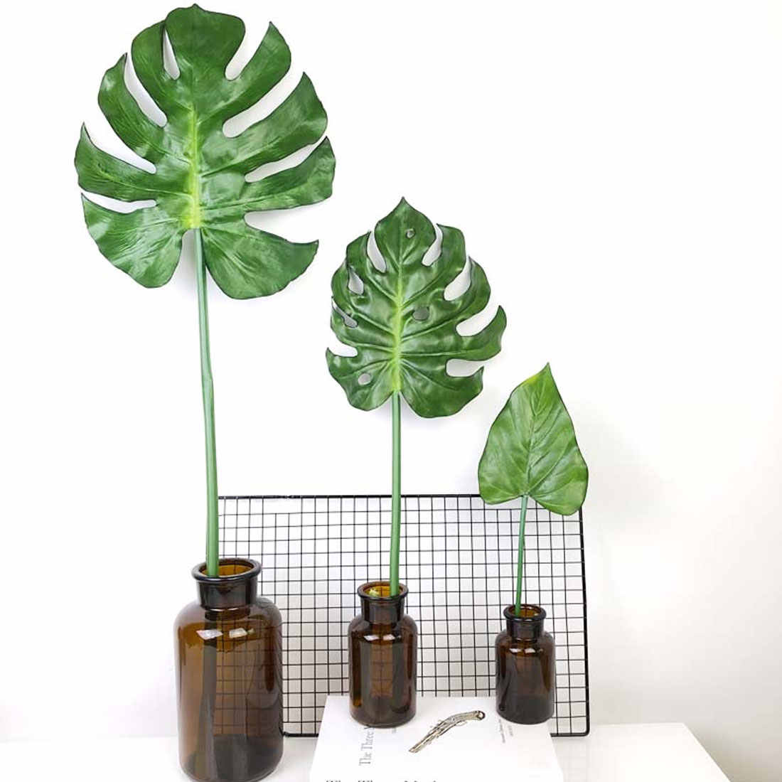 Decoración con hojas de plástico Decoración con hojas de plástico