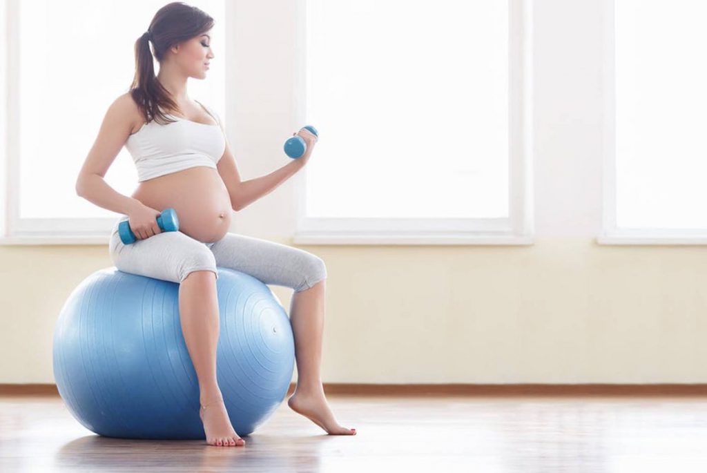 ejercicios con pelota para embarazadas caderas