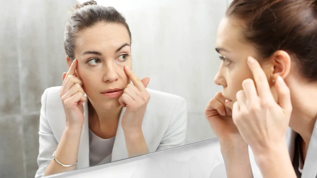 crema de contorno de ojos cansados