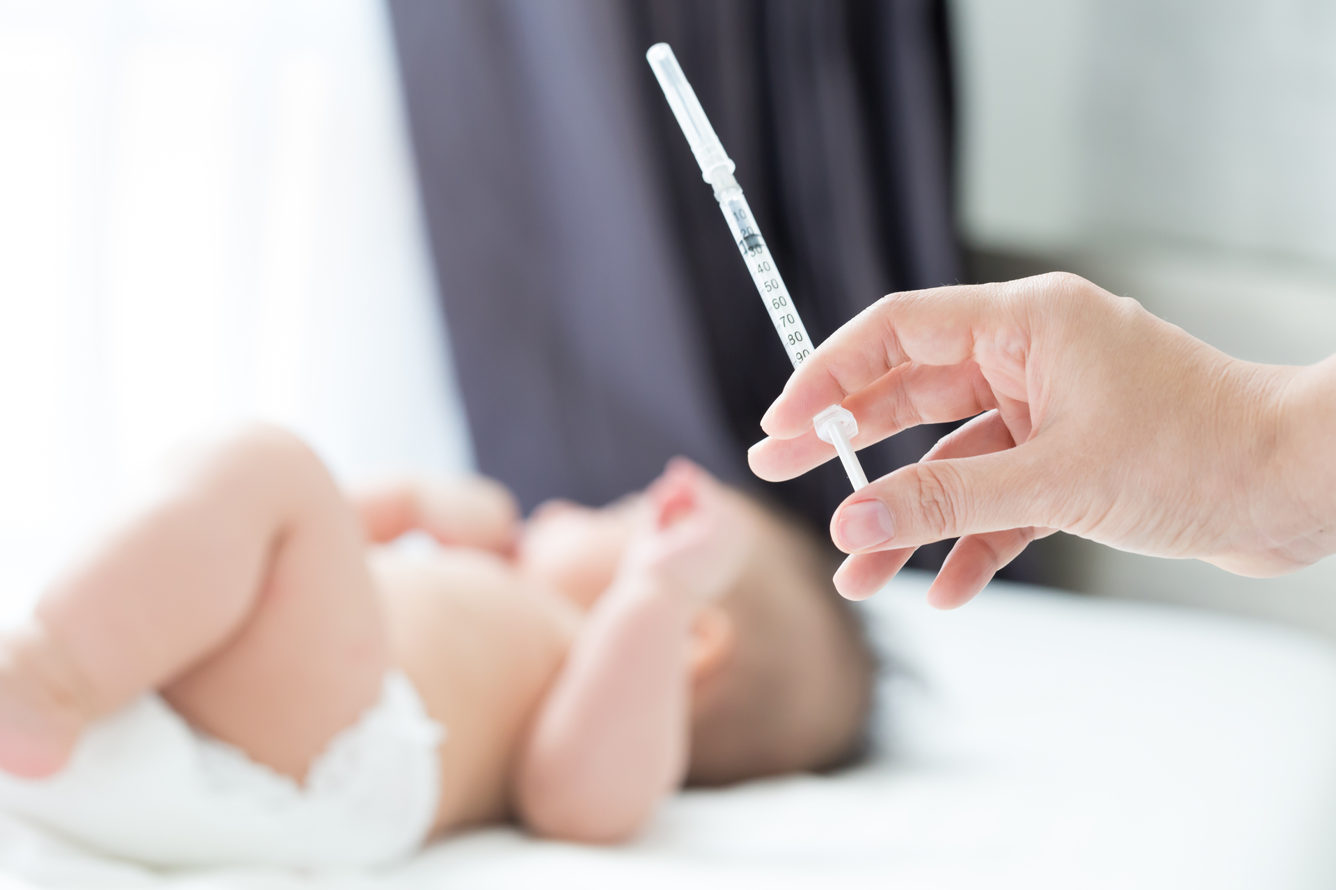 A mi bebe le colocaron la vacuna y le dio fiebre ¿Que hacer?