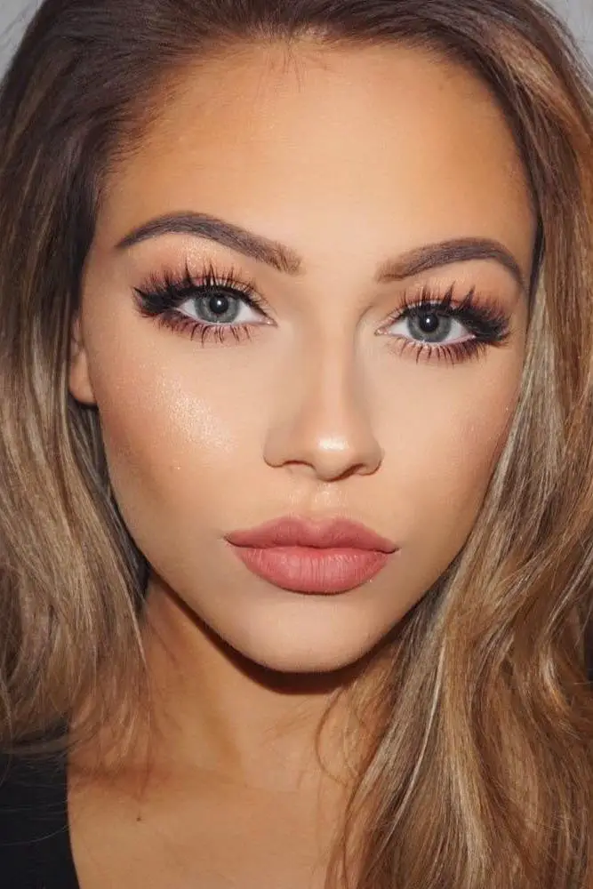 como maquillarse los ojos para que se vean mas grandes labios color nude