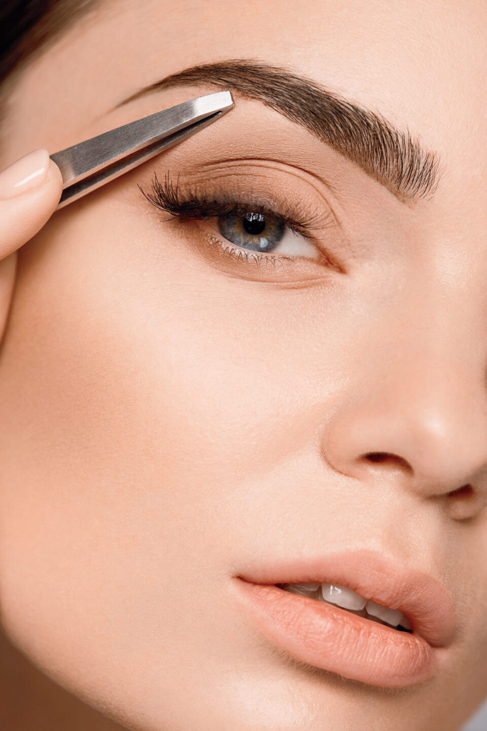 como maquillarse para que se vean los ojos mas grandes enmarca tus cejas