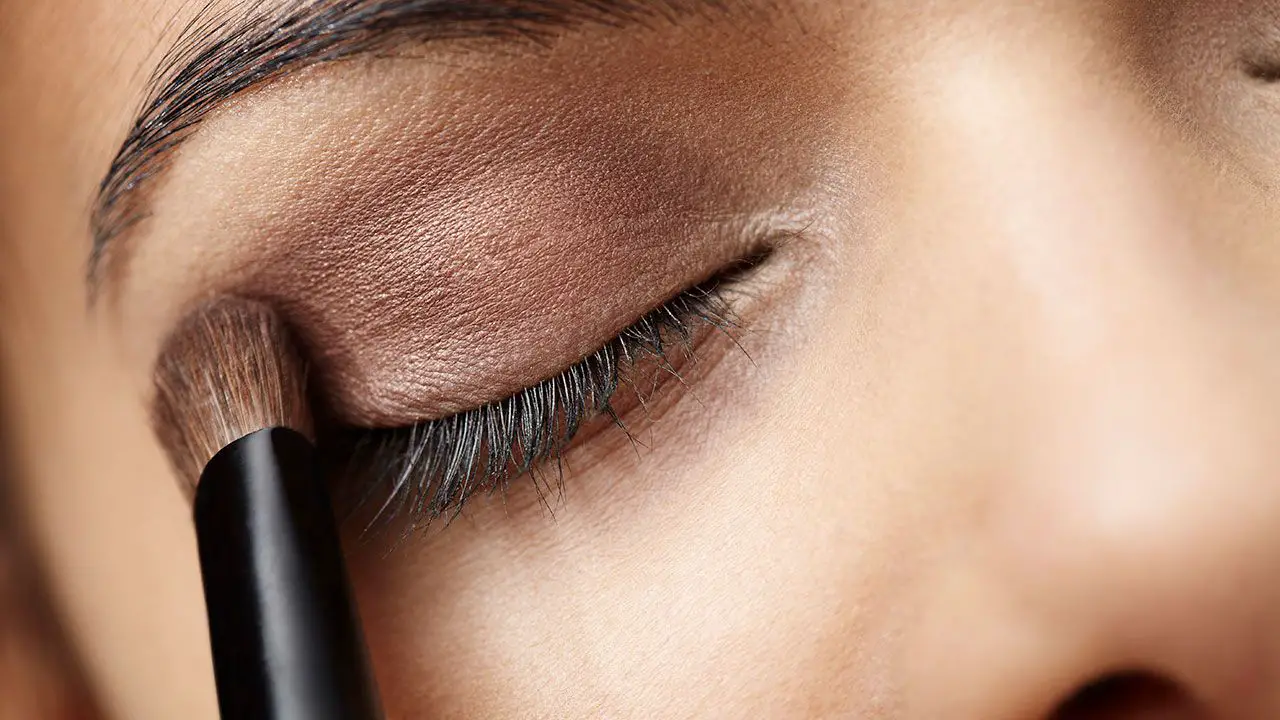 como maquillar los ojos saltones sombras