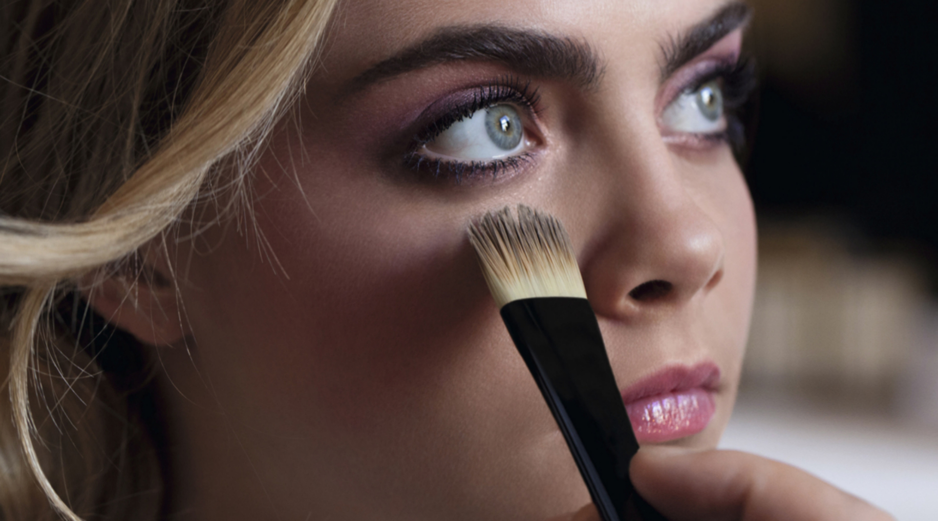 Como maquillarse los ojos para que se vean mas grandes corrector aplicacion