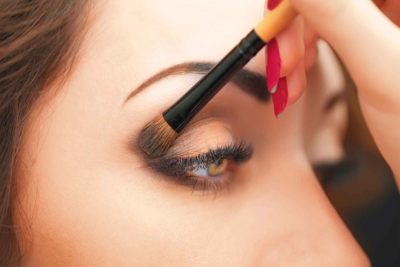 Como maquillarse los ojos para que se vean mas grandes sombras aplicacion