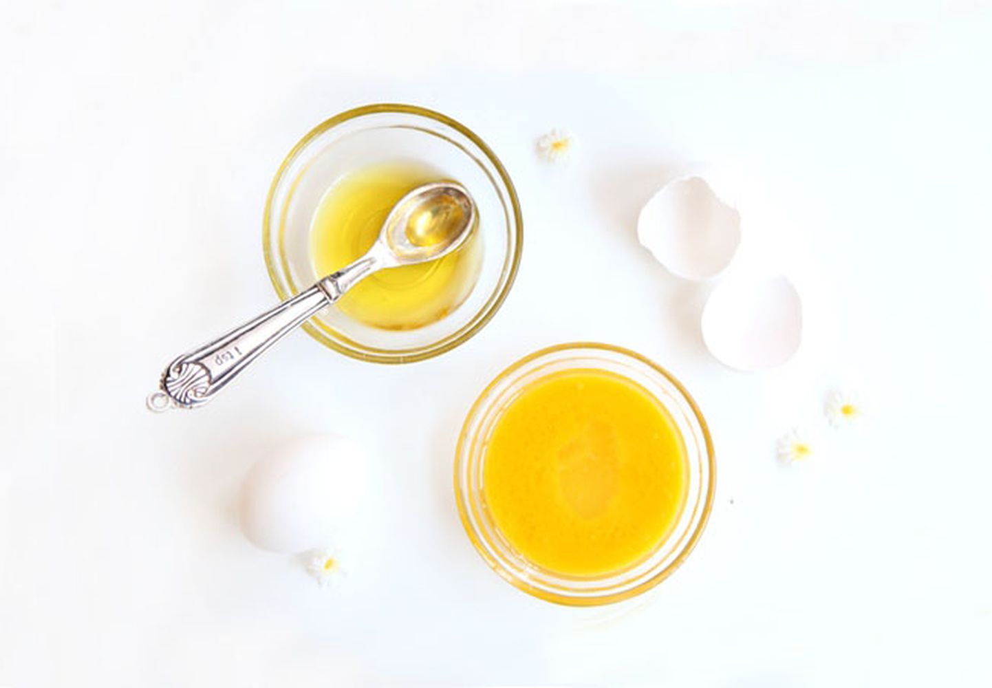 Маска для волос из яйца и меда. Маска для волос с яичным желтком и медом. Масло желток мед. Яичный желток для волос. Маска для рук мед, оливковое масло, желток яйца.
