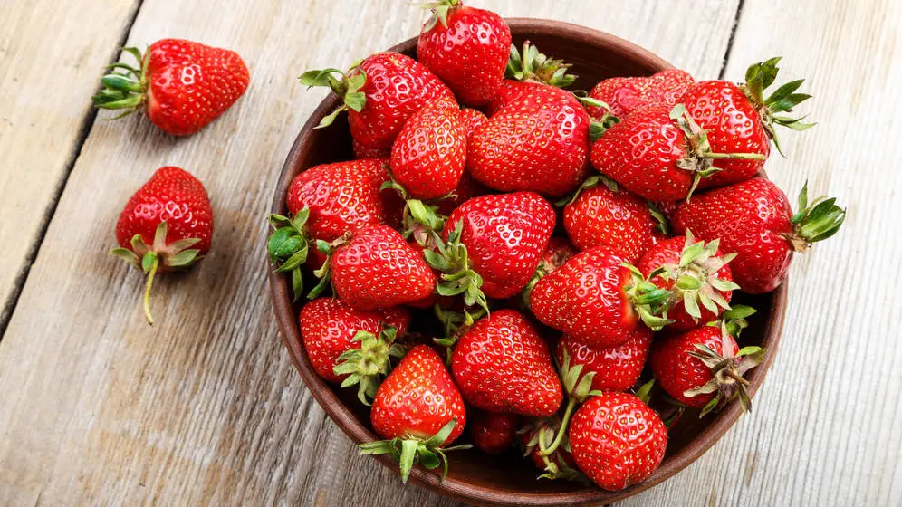 frutas con vitamina C fresa