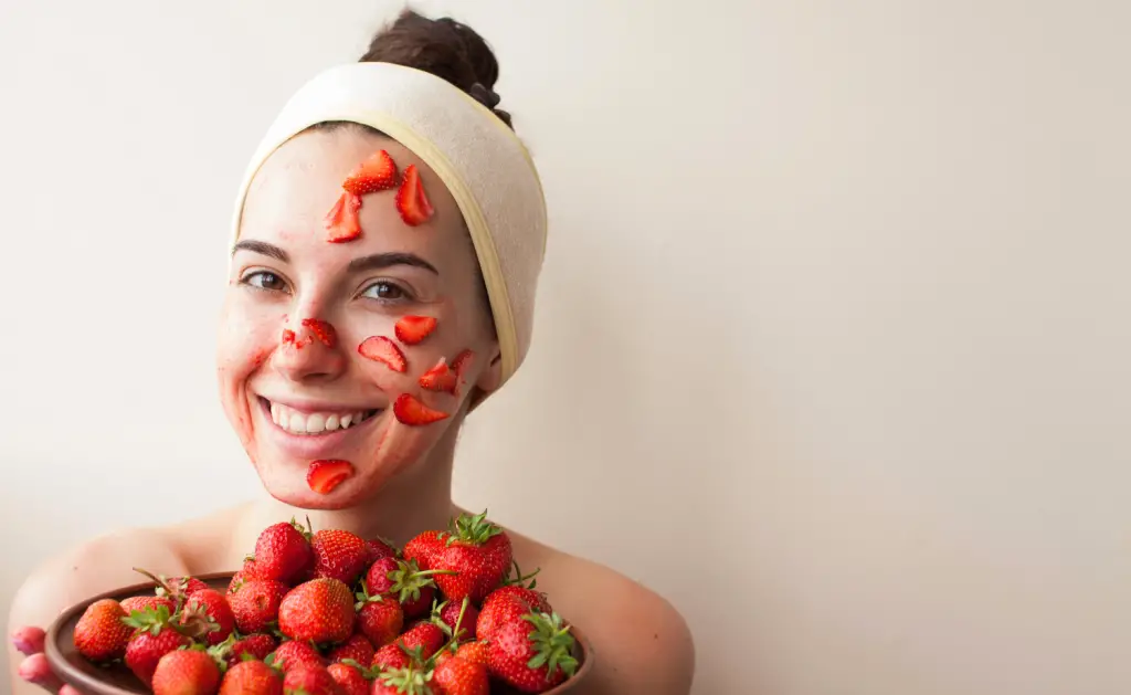 Las fresas te ayudarán a contrarrestar los daños que generan los malos hábitos y productos en tu piel y cabello