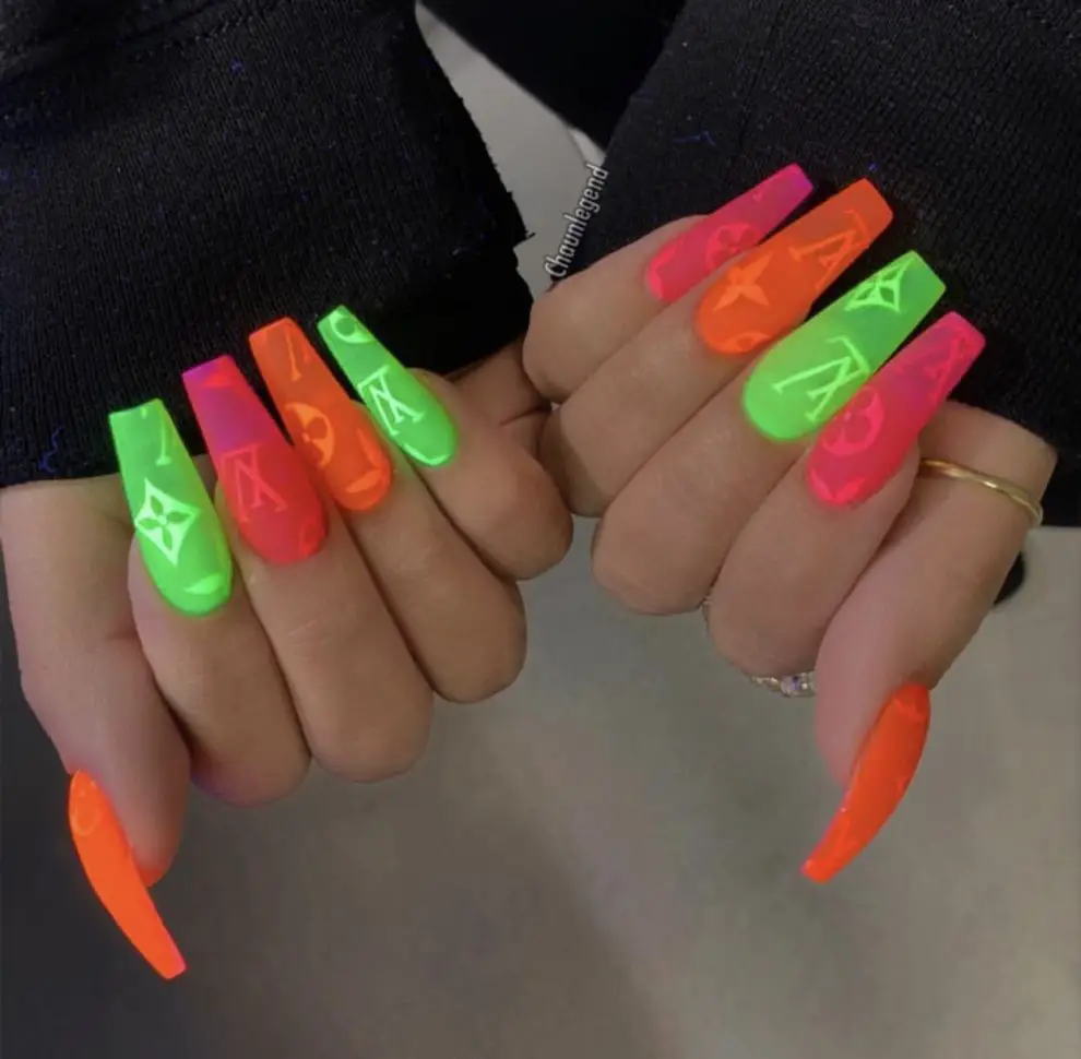Uñas color neón ¡La tendencia en manicura que causa furor!
