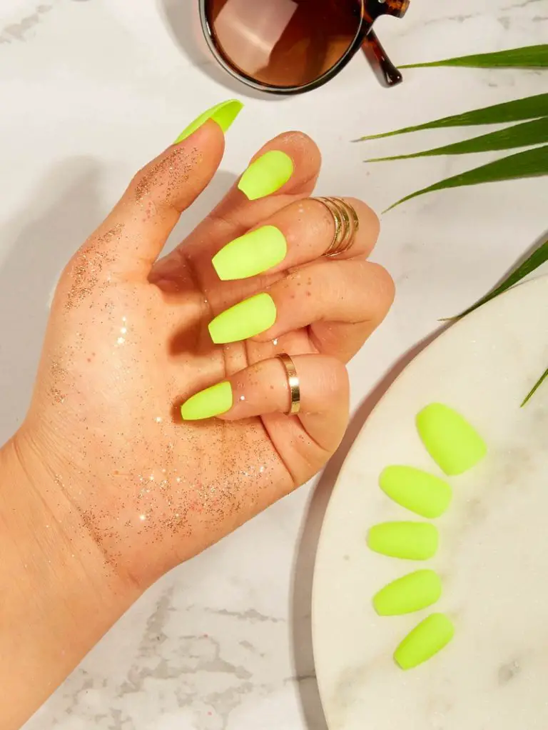 Uñas color neón ¡La tendencia en manicura que causa furor!