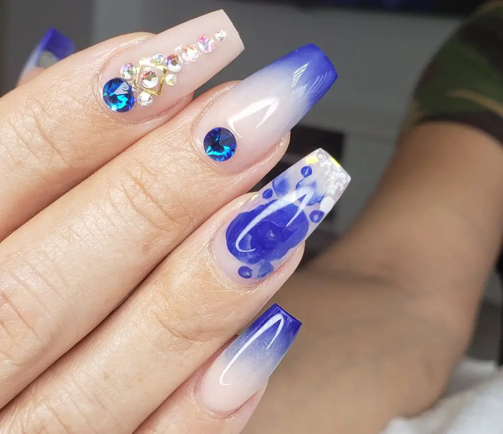 22 Ideas de uñas azules (hermosas) para lucir una manicura divertida