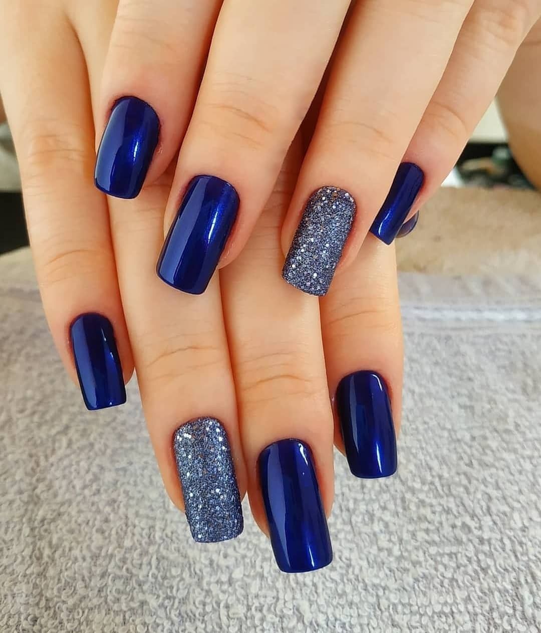 22 Ideas de uñas azules (hermosas) para lucir una manicura divertida