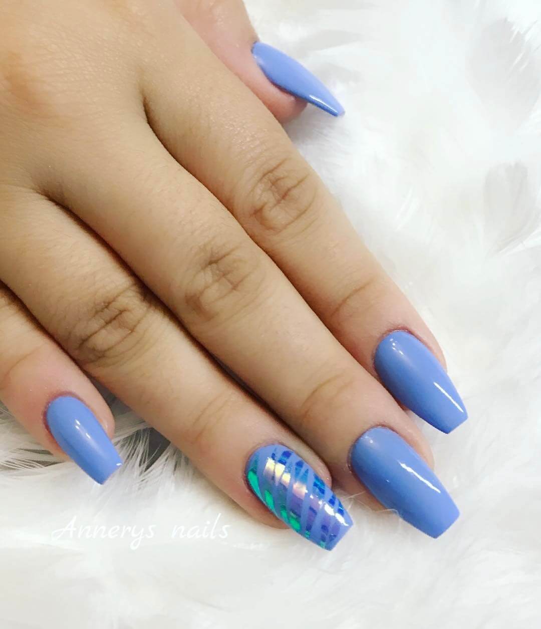 22 Ideas de uñas azules (hermosas) para lucir una manicura divertida