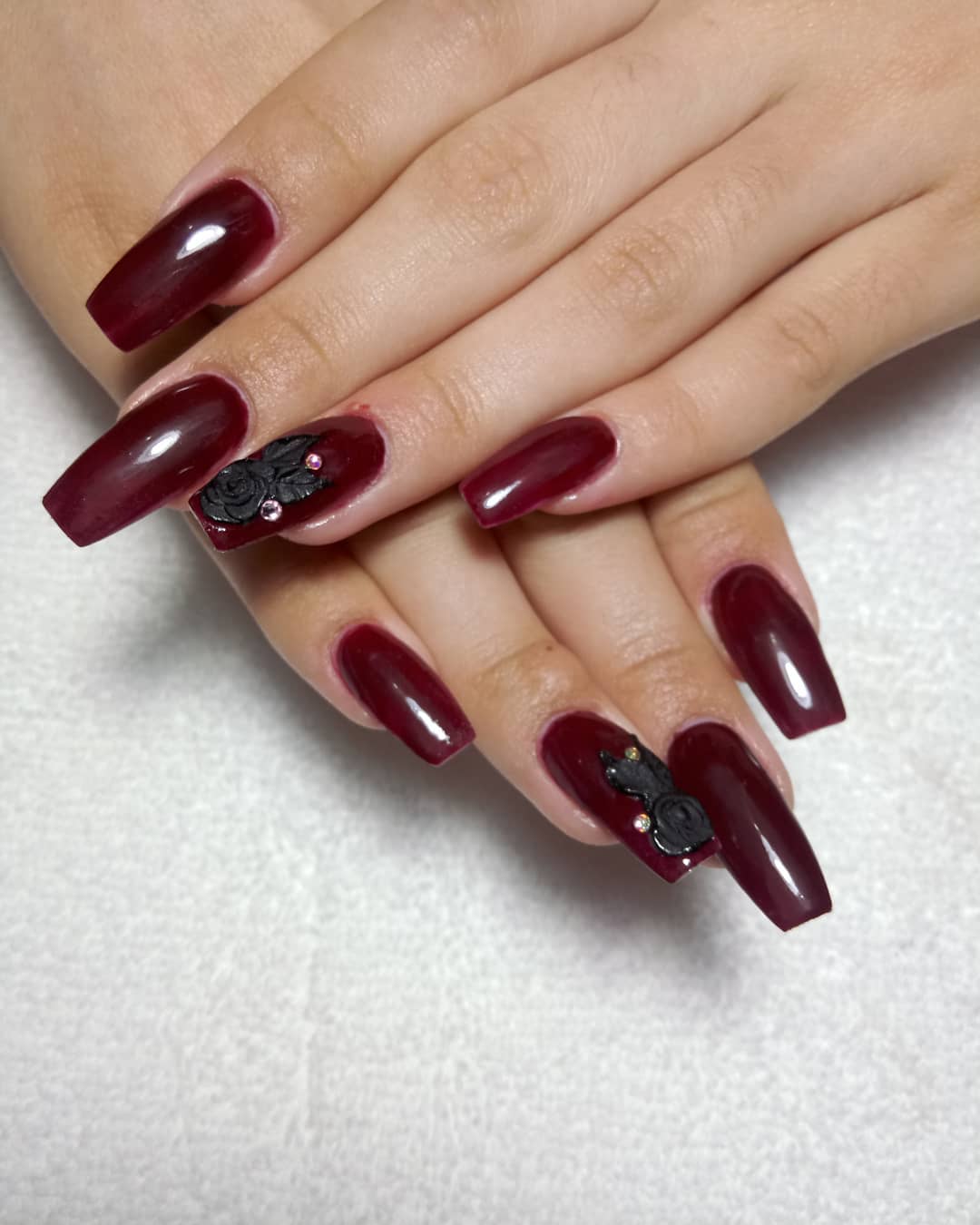Uñas acrílicas color vino Uñas acrílicas color vino