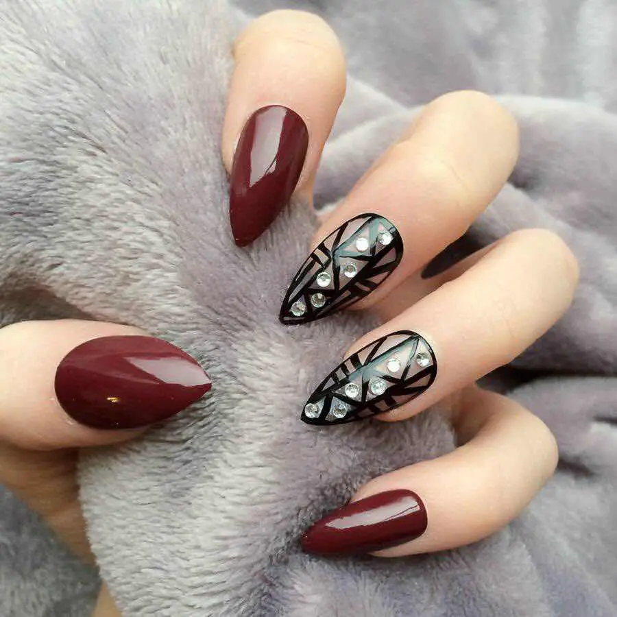 Uñas acrílicas color vino Uñas acrílicas color vino