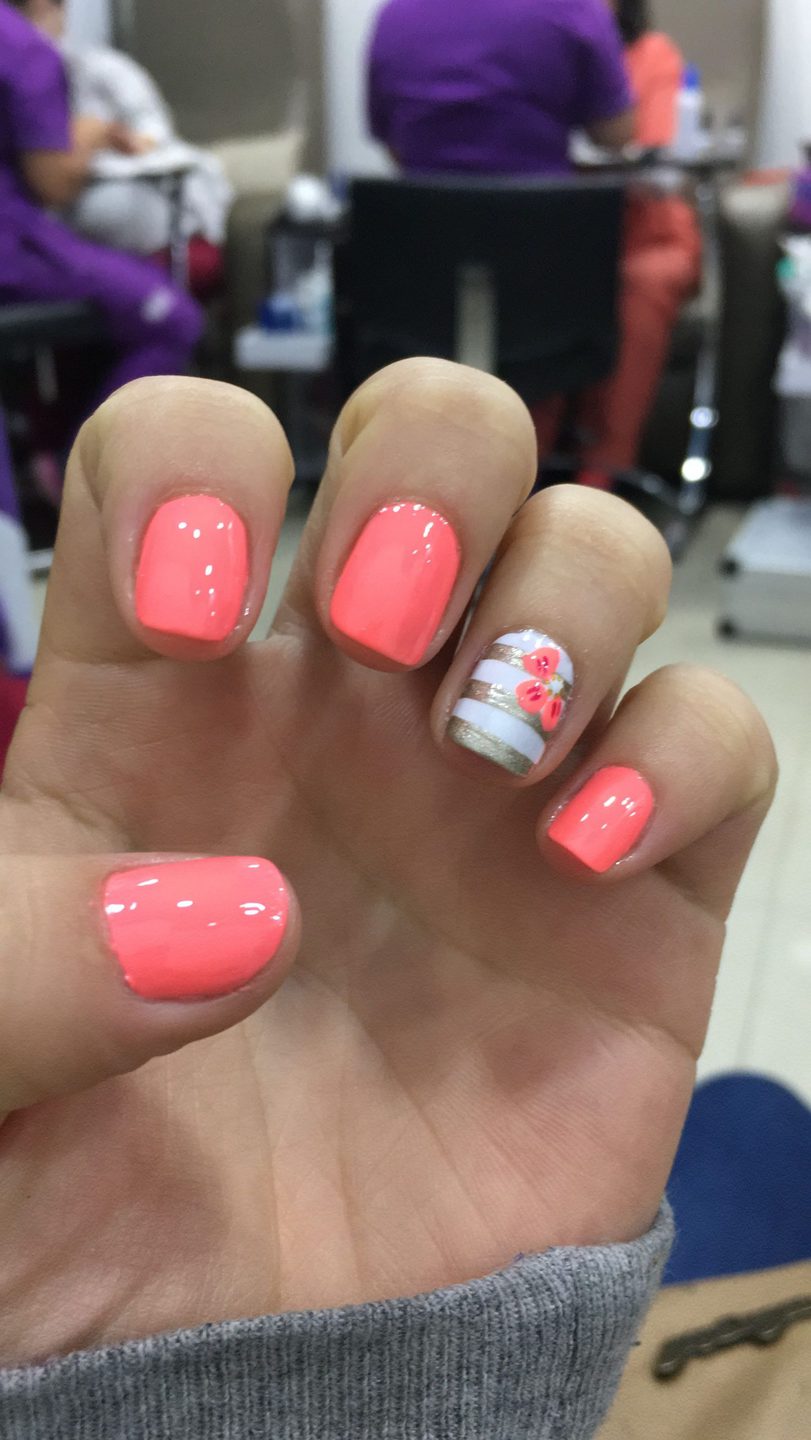 Uñas color coral Uñas color coral