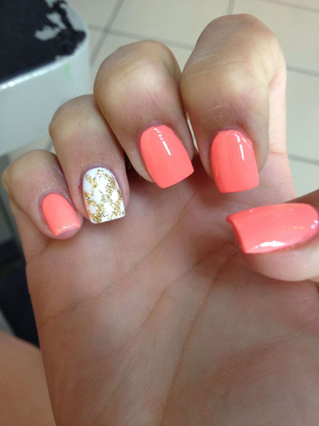 Uñas color coral Uñas color coral