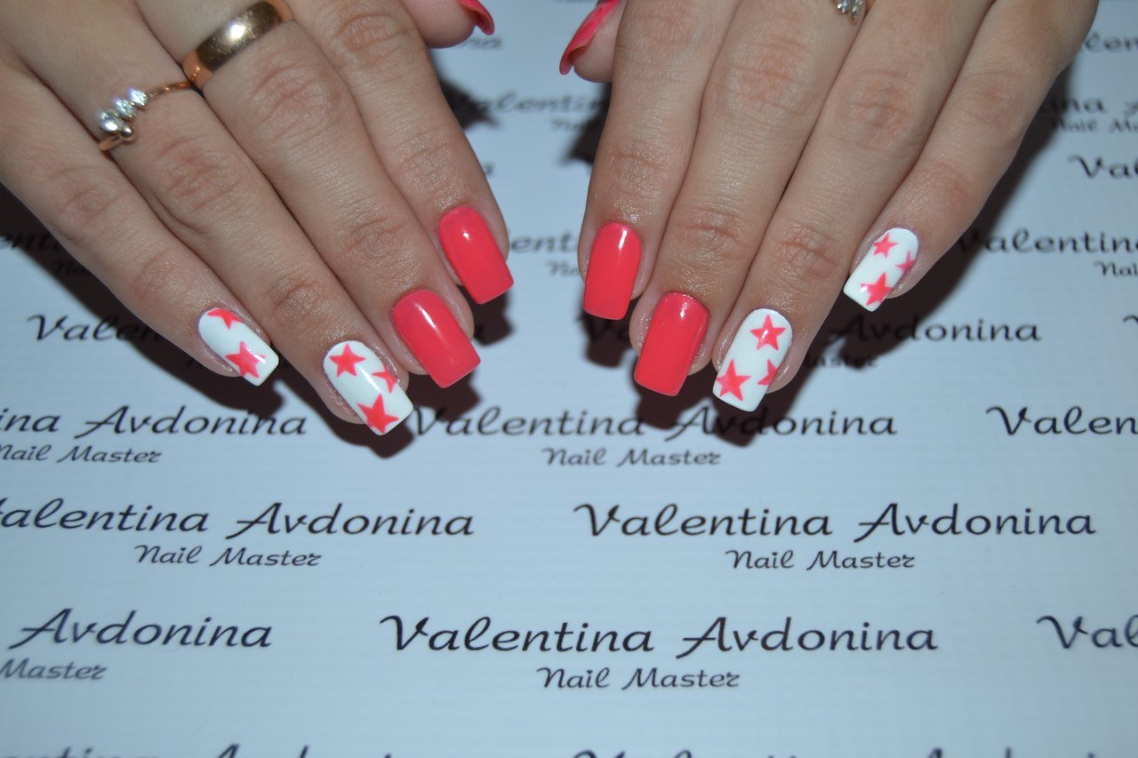 Uñas color coral Uñas color coral