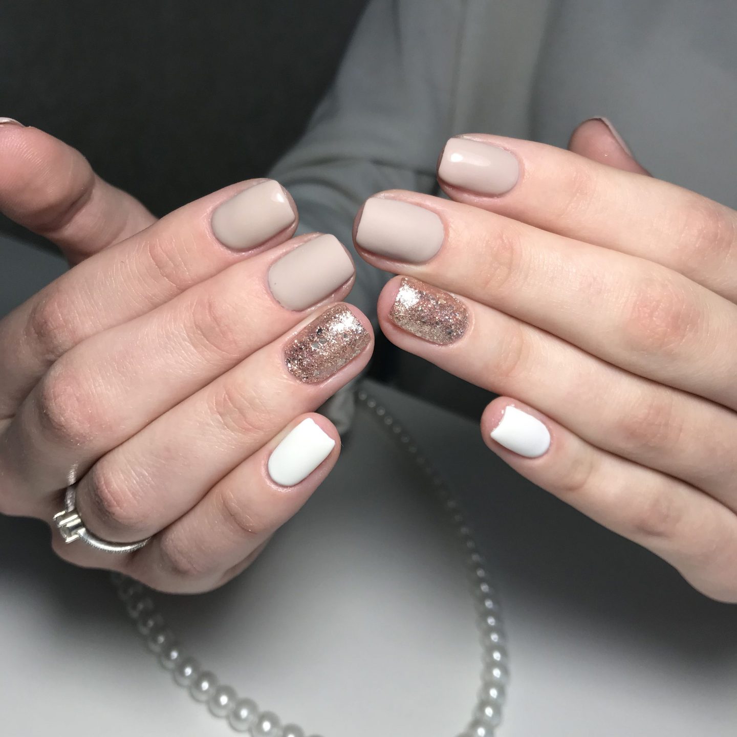 Uñas color crema Uñas color crema