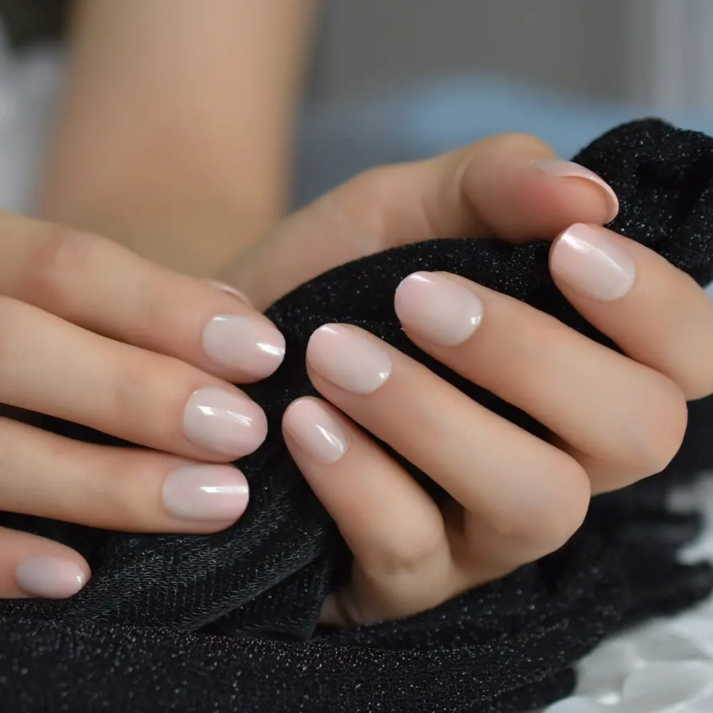 Uñas color crema Uñas color crema