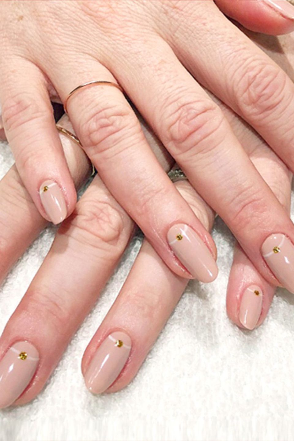 Uñas color crema Uñas color crema