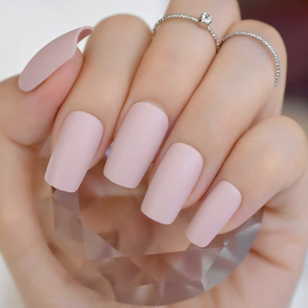 Uñas color crema Uñas color crema