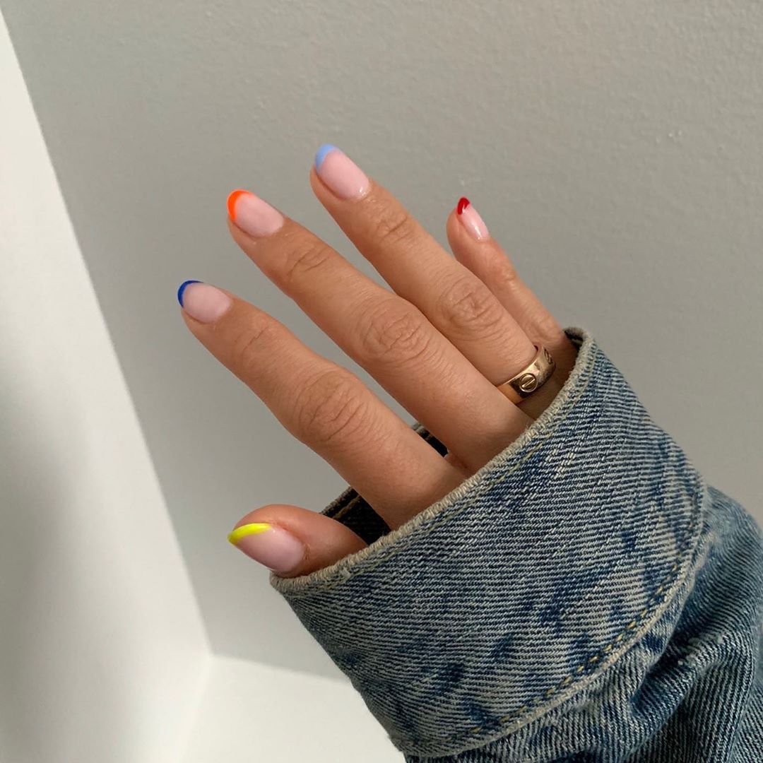 Uñas con punta de color Uñas con punta de color
