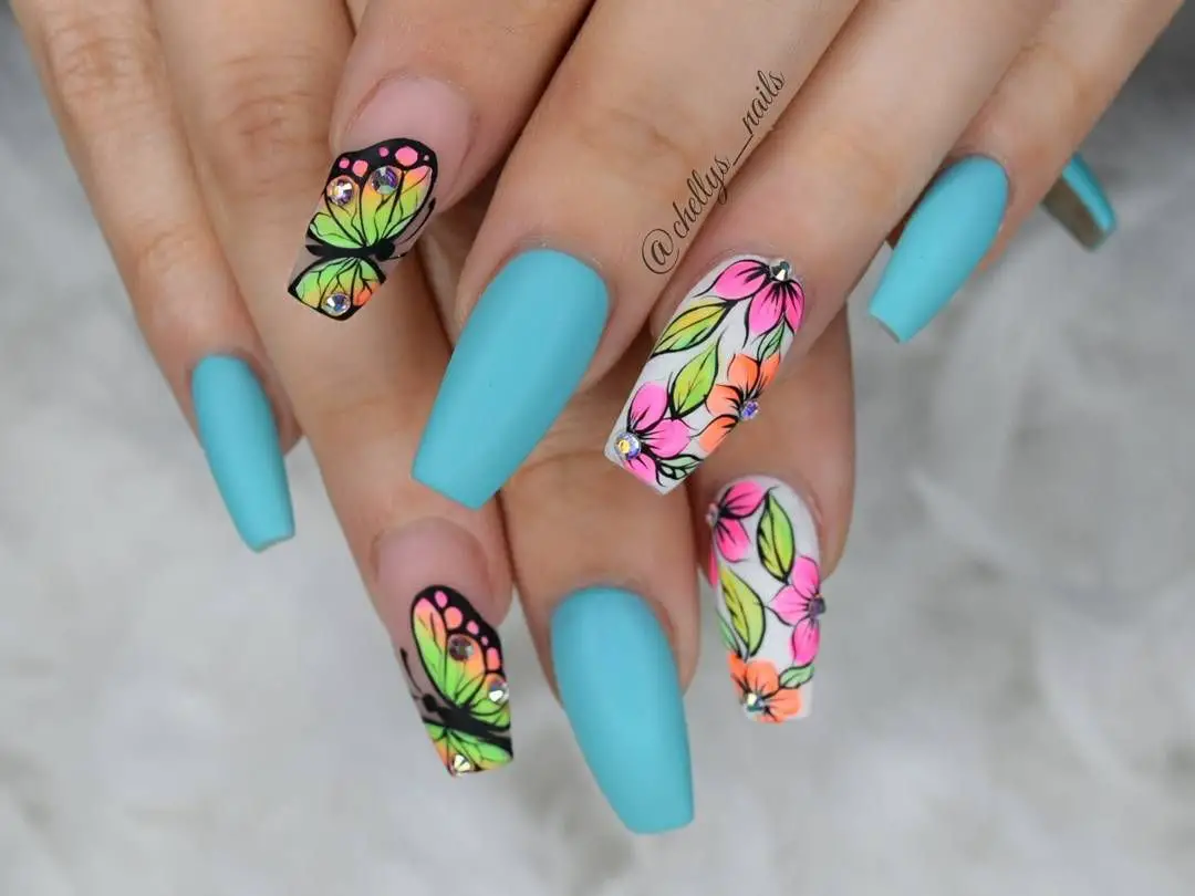 Uñas decoradas flores y mariposas Uñas decoradas flores y mariposas