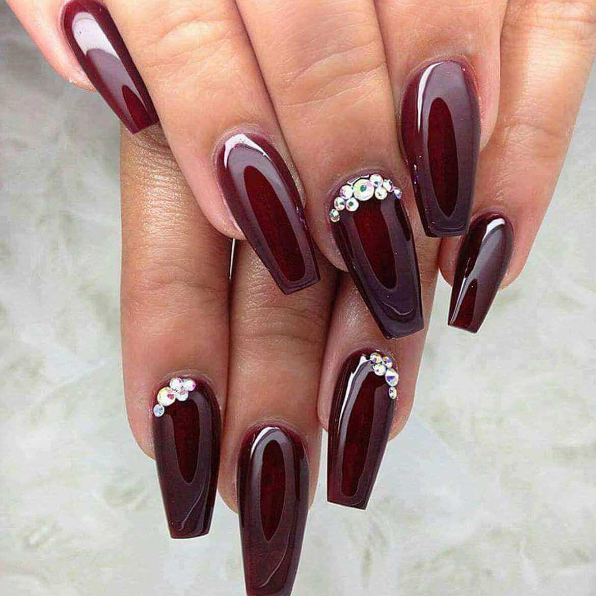 Uñas en color vino Uñas en color vino