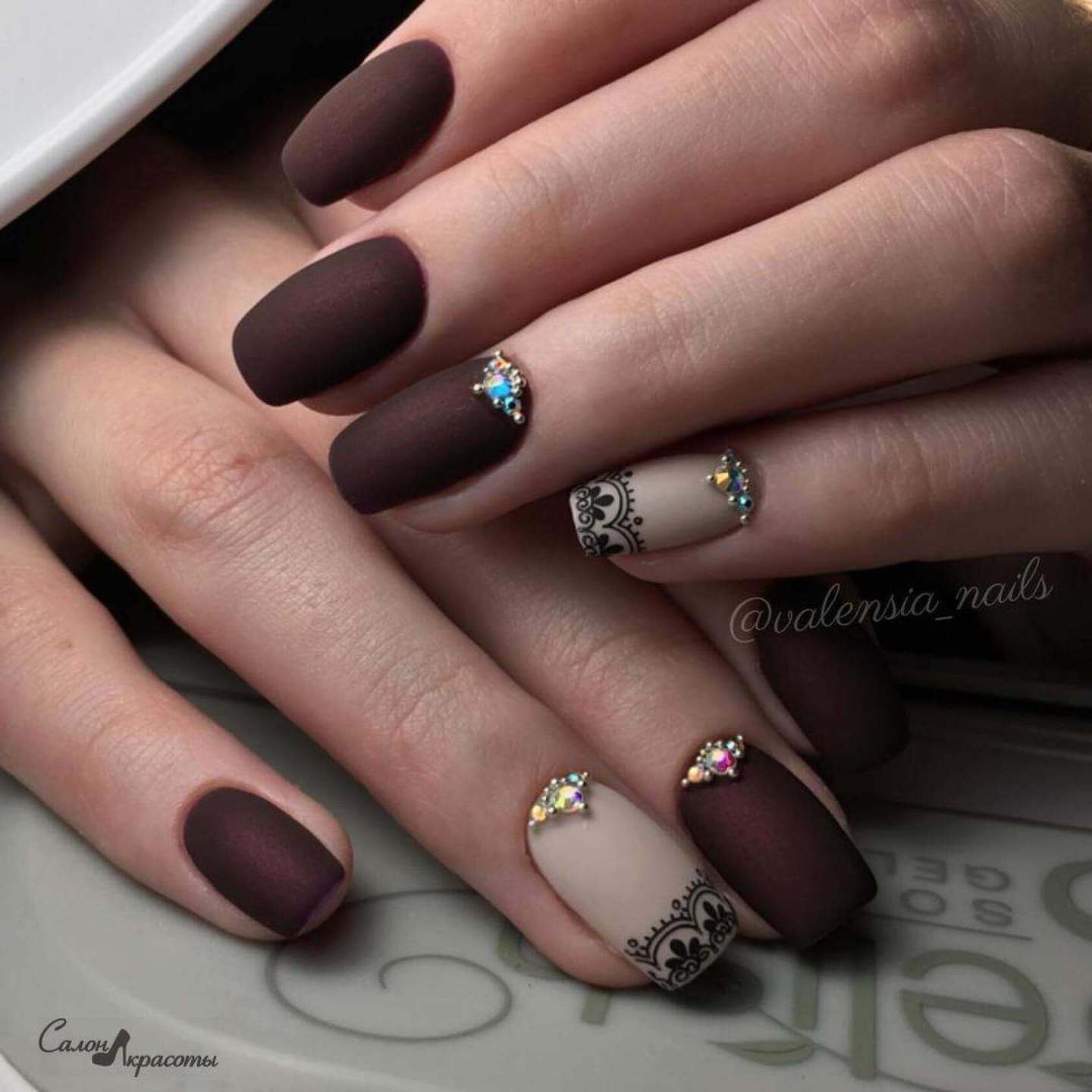 Uñas en color vino Uñas en color vino