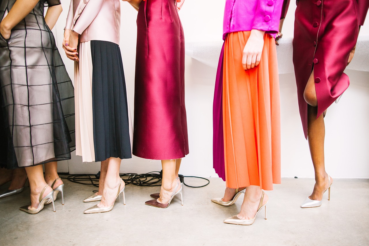 combinación de colores en ropa y zapatos de mujer combinación de colores en ropa y zapatos de mujer