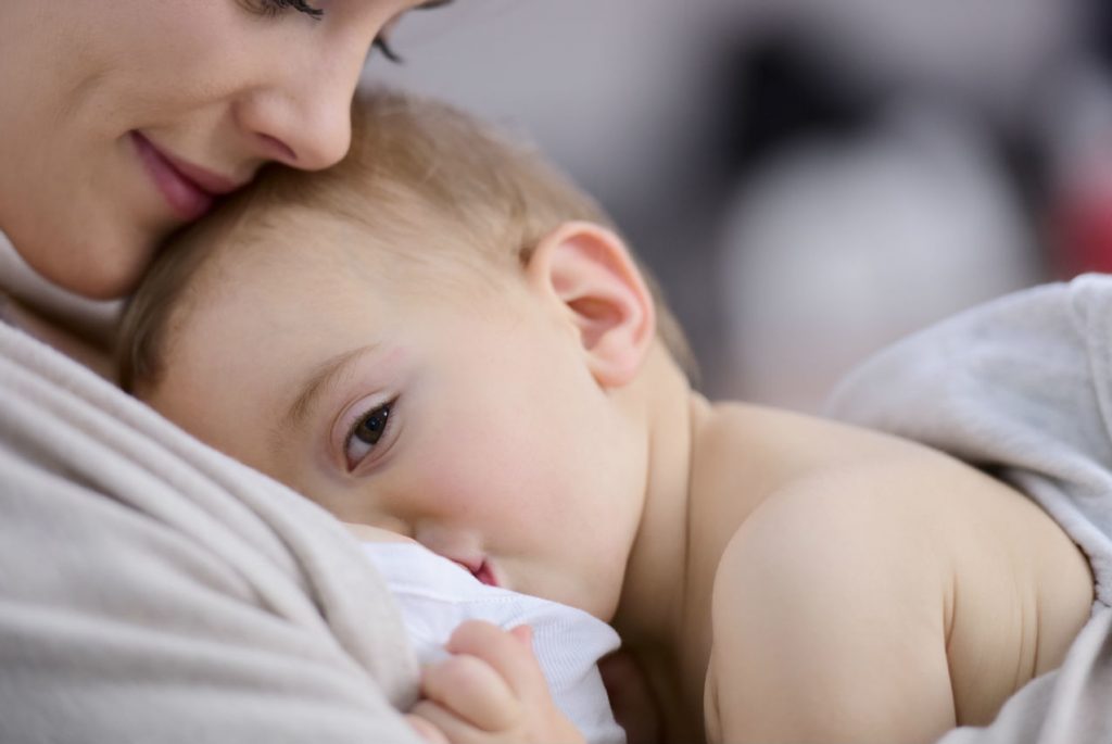Como aliviar el dolor de las vacunas en los bebes dar el pecho