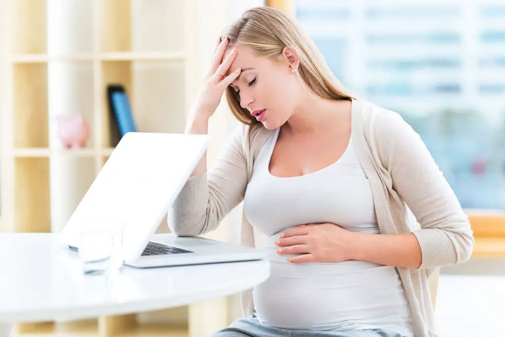 Dolor de cabeza durante el embarazo causas