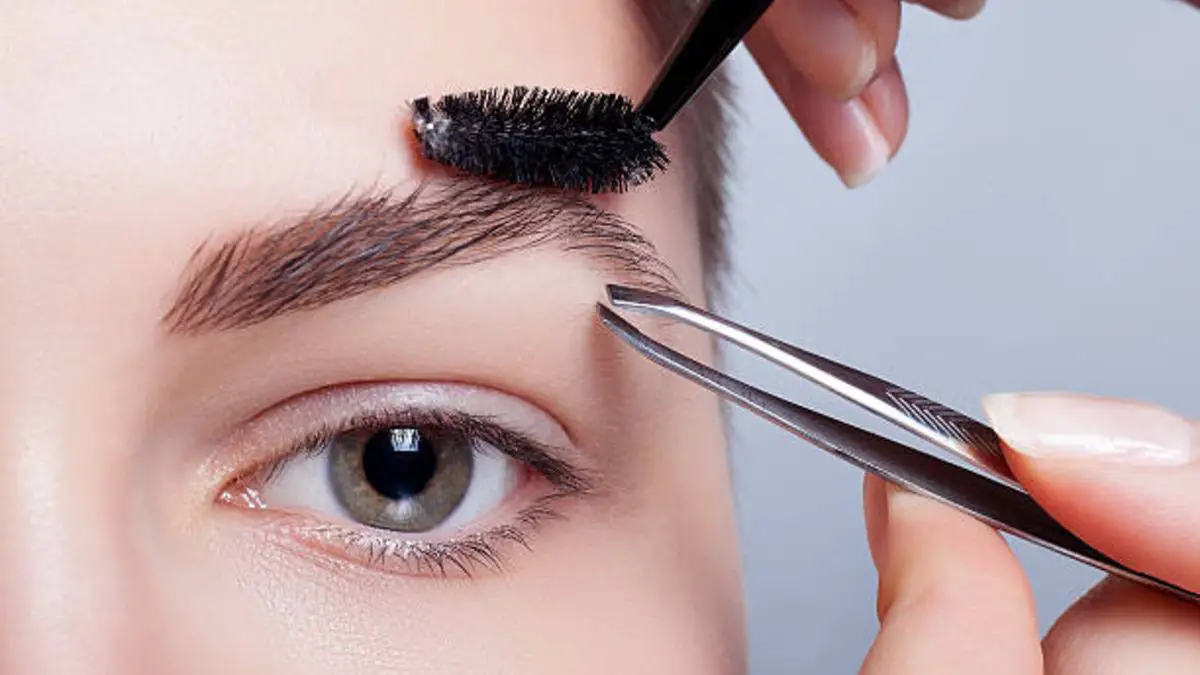 como pintar las cejas con lápiz y cepillar