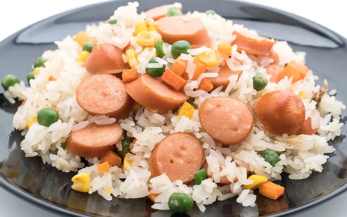almuerzos para niños arroz con salchicha