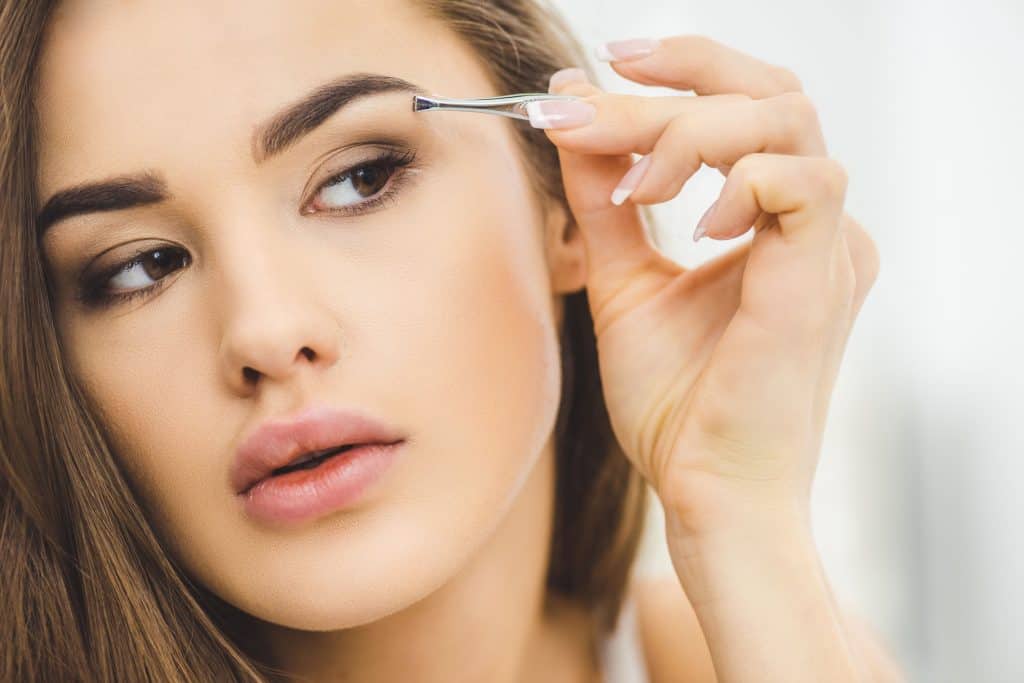 como sacarse las cejas con pinzas