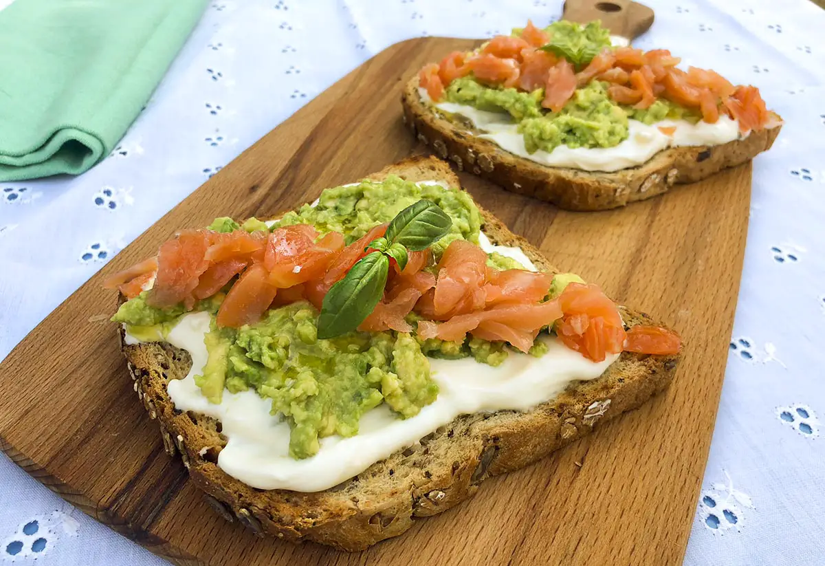 desayunos rápidos tostada con queso y aguacate