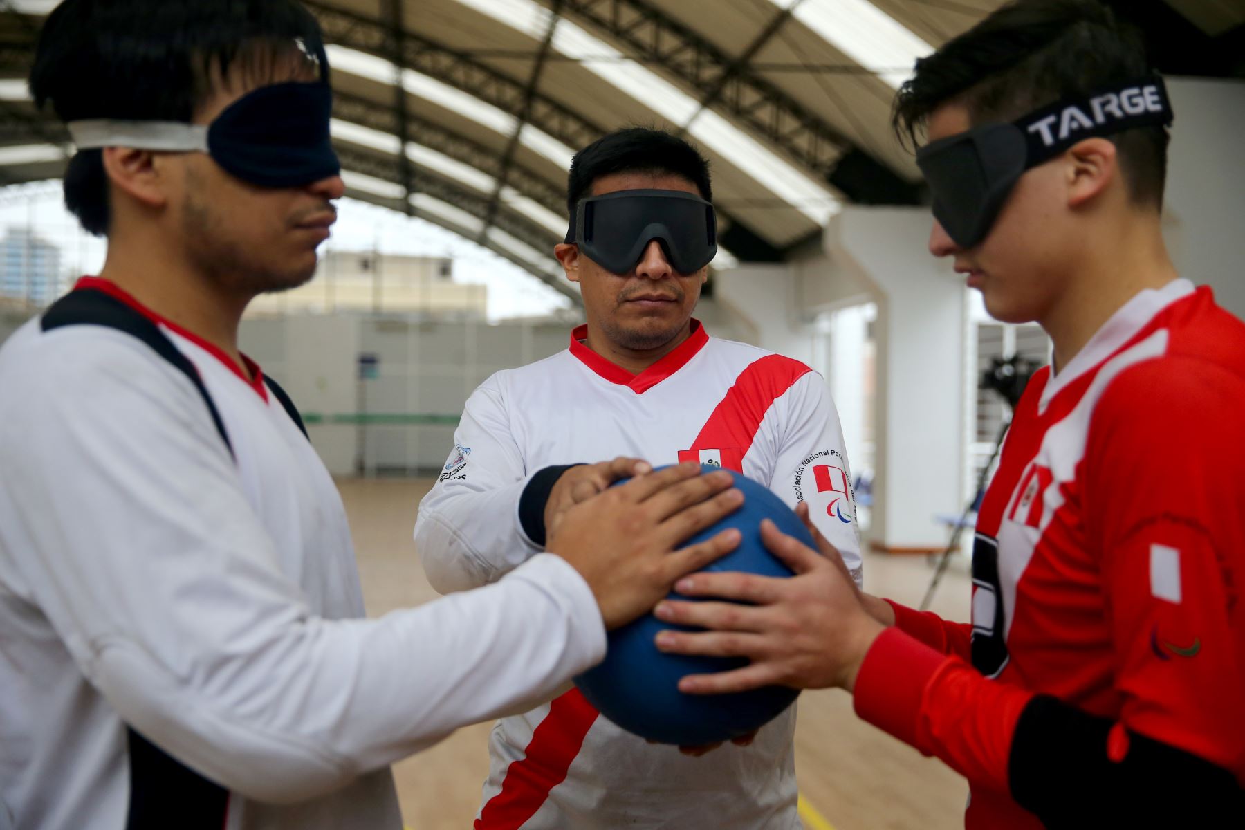 jugar con el balon juegos para personas con discapacidad visual